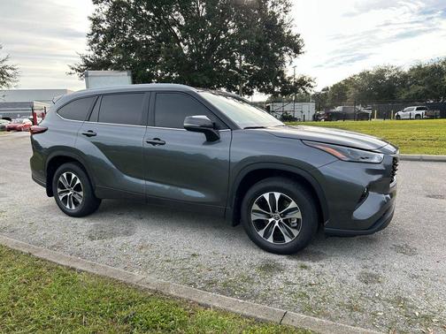 2025 Toyota Highlander XLE