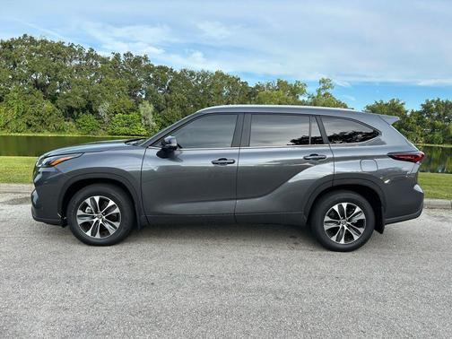 2025 Toyota Highlander XLE
