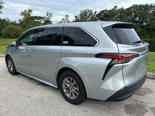 2021 Toyota Sienna LE