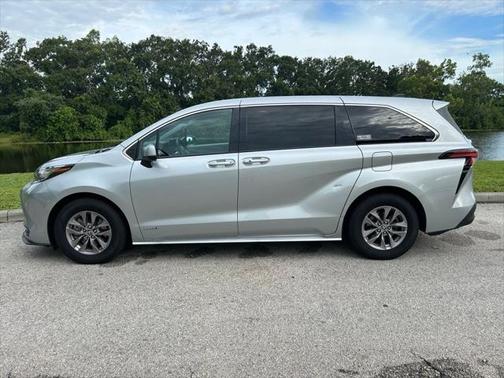 2021 Toyota Sienna LE