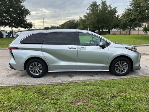 2021 Toyota Sienna LE