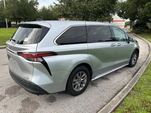 2021 Toyota Sienna LE