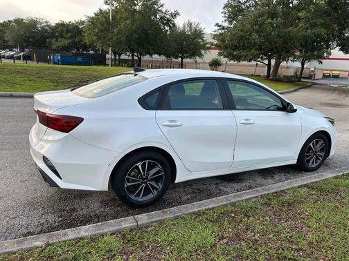 Snow White Pearl 2024 Kia Forte LXS