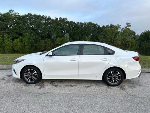 Snow White Pearl 2024 Kia Forte LXS