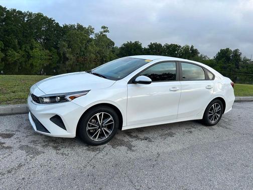 Snow White Pearl 2024 Kia Forte LXS