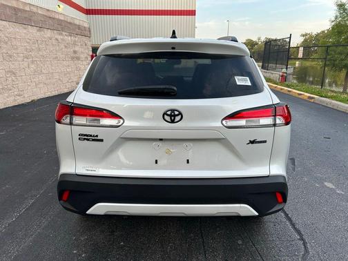 Wind Chill Pearl 2025 Toyota Corolla Cross LE