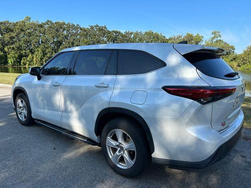 2022 Toyota Highlander LE
