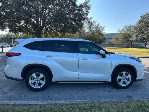 2022 Toyota Highlander LE