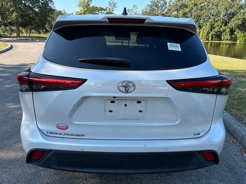 2022 Toyota Highlander LE