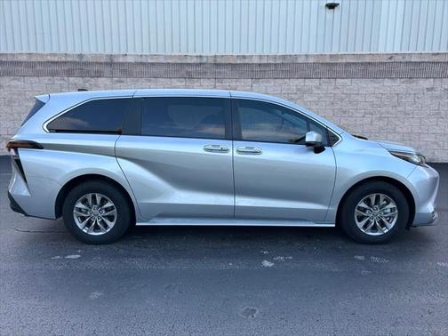 2023 Toyota Sienna XLE 8 Passenger