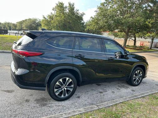 Midnight Black Metallic 2021 Toyota Highlander XLE
