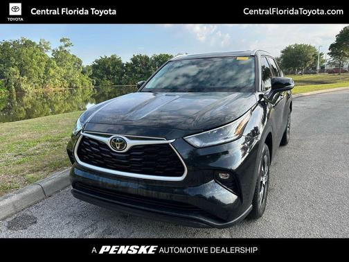 Midnight Black Metallic 2021 Toyota Highlander XLE