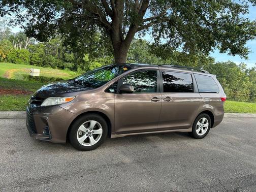 Toasted Walnut Pearl 2020 Toyota Sienna LE