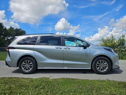 2024 Toyota Sienna XLE