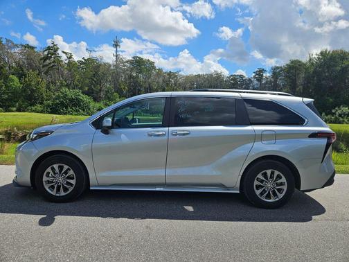 2024 Toyota Sienna XLE
