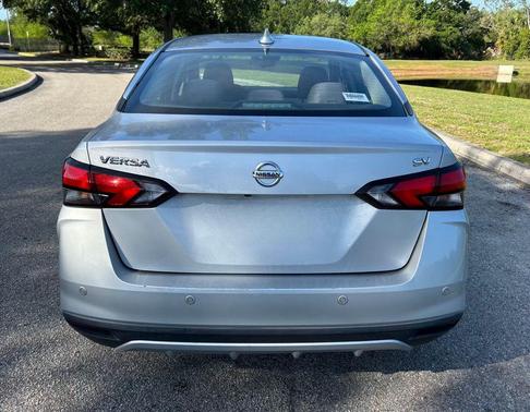 Brilliant Silver Metallic 2021 Nissan Versa 1.6 SV