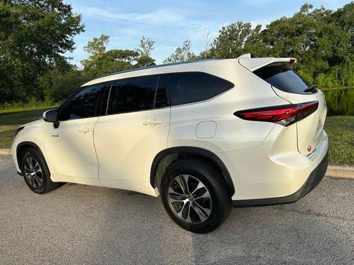 Blizzard Pearl 2020 Toyota Highlander Hybrid XLE