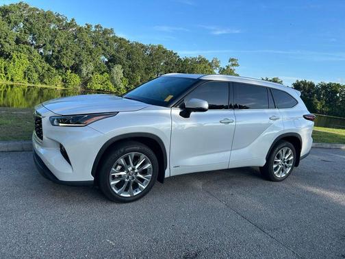 Wind Chill Pearl 2025 Toyota Highlander Hybrid Limited