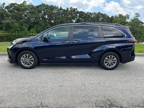2021 Toyota Sienna XLE 8 Passenger