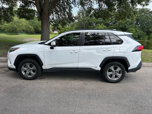 Ice Cap 2024 Toyota RAV4 Hybrid LE