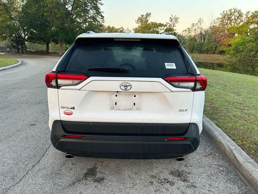 Ice Cap 2024 Toyota RAV4 XLE