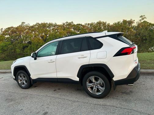 Ice Cap 2024 Toyota RAV4 XLE