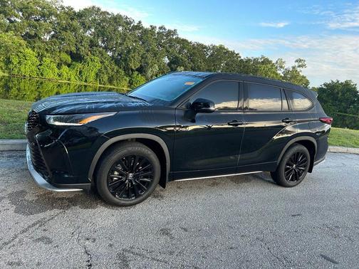 Midnight Black Metallic 2024 Toyota Highlander XSE