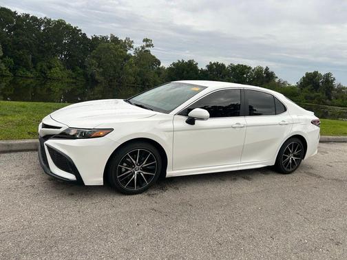 Ice Cap 2023 Toyota Camry SE