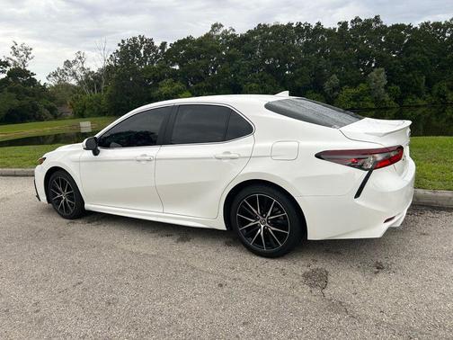Ice Cap 2023 Toyota Camry SE
