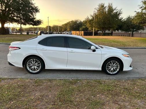 2020 Toyota Camry Hybrid XLE