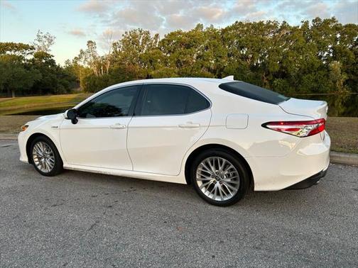 2020 Toyota Camry Hybrid XLE