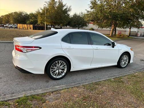 2020 Toyota Camry Hybrid XLE