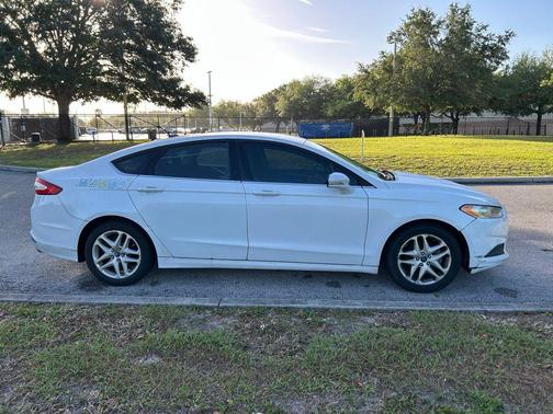 OXFORD WHITE 2013 Ford Fusion SE