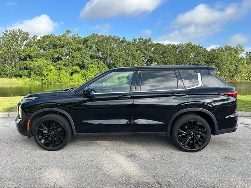 Labrador Black Pearl 2022 Mitsubishi Outlander SE Launch Edition