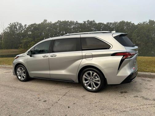 2024 Toyota Sienna Platinum