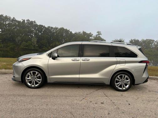 2024 Toyota Sienna Platinum