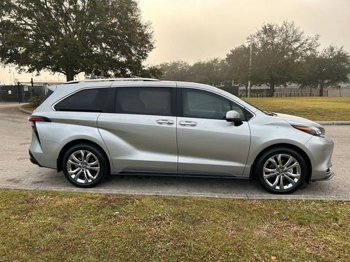 2024 Toyota Sienna Platinum