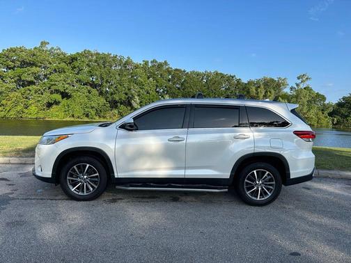Blizzard Pearl 2019 Toyota Highlander XLE