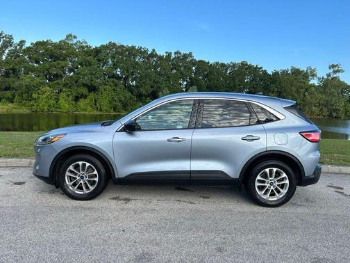 ICED BLUE SILVER METALLIC 2022 Ford Escape SE