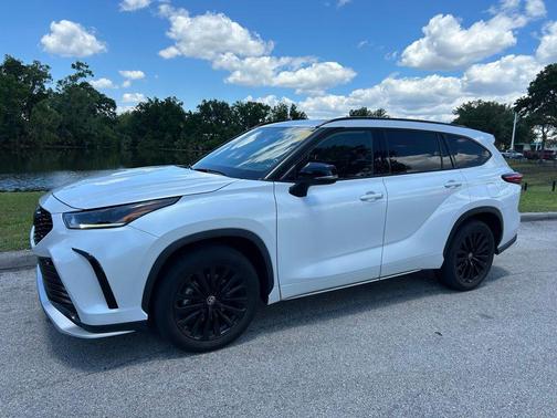 Wind Chill Pearl 2023 Toyota Highlander XSE