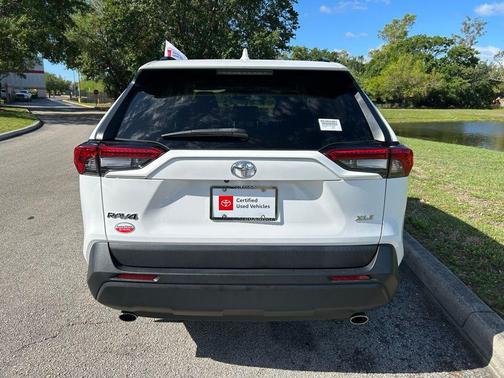 Ice Cap 2024 Toyota RAV4 XLE