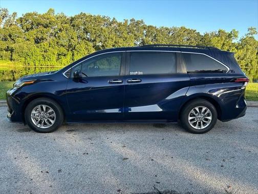 2022 Toyota Sienna XLE 8 Passenger