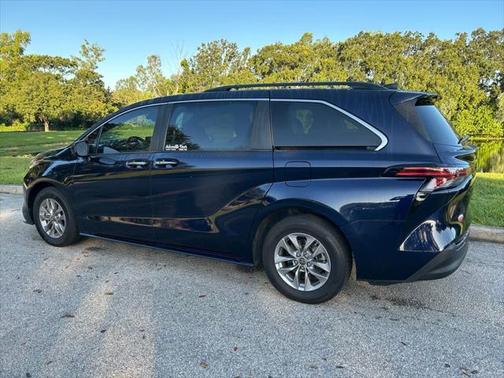 2022 Toyota Sienna XLE 8 Passenger