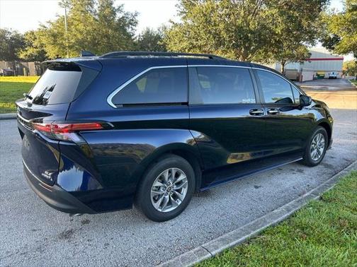 2022 Toyota Sienna XLE 8 Passenger