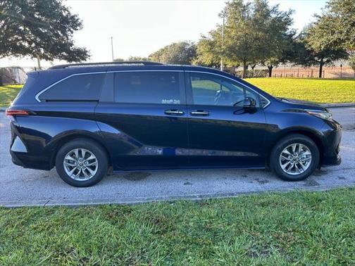 2022 Toyota Sienna XLE 8 Passenger