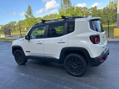 Alpine White 2018 Jeep Renegade Trailhawk