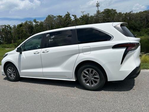 2023 Toyota Sienna LE