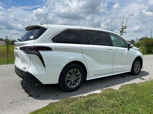 2023 Toyota Sienna LE