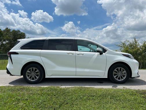 2023 Toyota Sienna LE