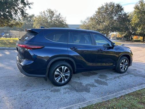 2025 Toyota Highlander Hybrid XLE